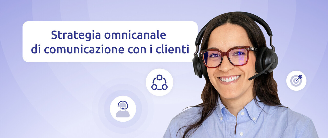 un agente sorridente con la scritta "strategia omnicanale de comunicazione con clientes"