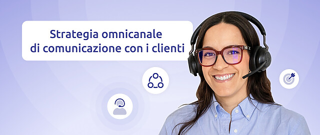 un agente sorridente con la scritta "strategia omnicanale de comunicazione con clientes"
