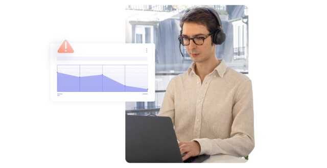 Agente di supporto concentrato con occhiali e cuffie lavora al laptop; finestra fluttuante con grafico delle performance e icona rossa di avviso